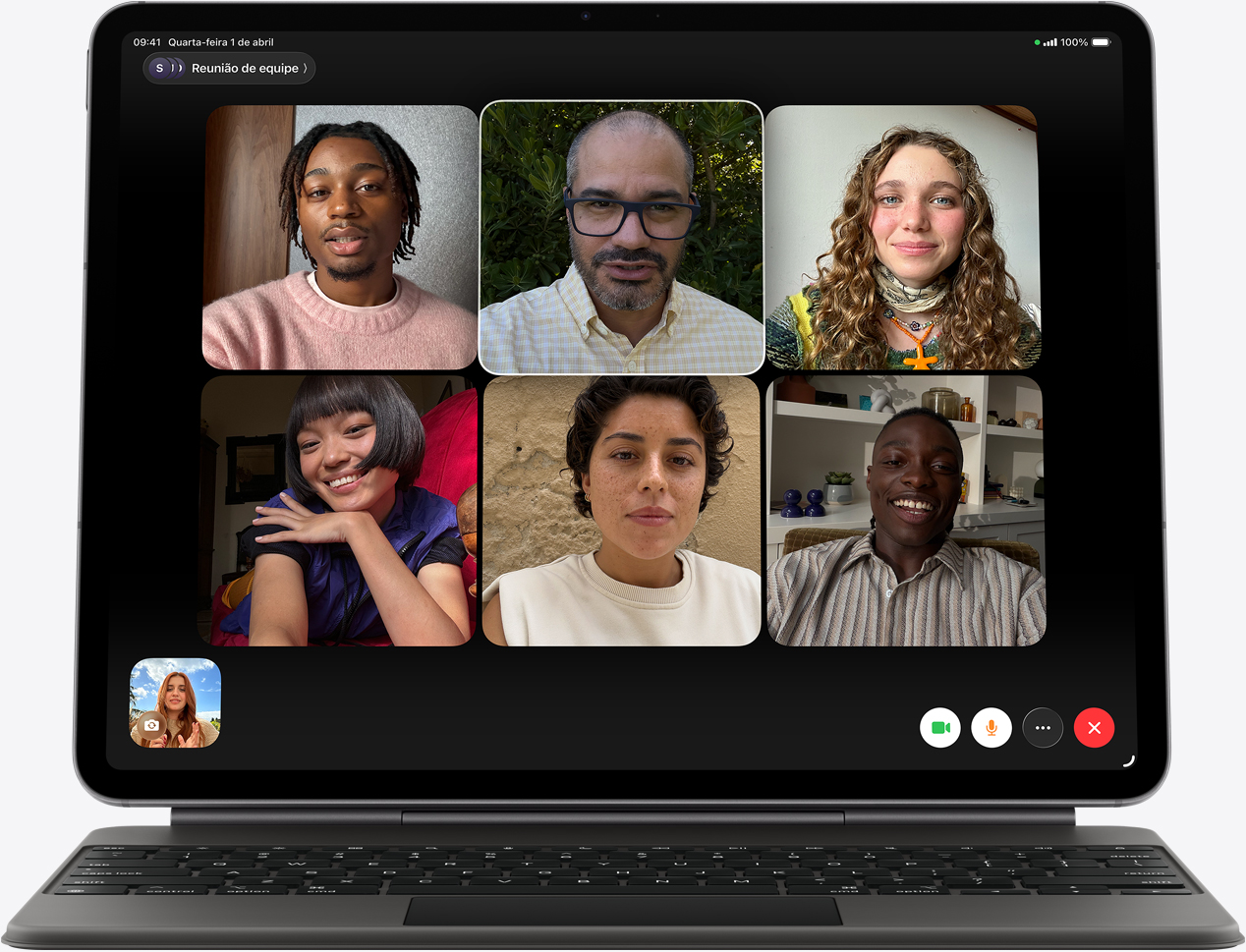Parte da frente do iPad Air com Magic Keyboard preto mostrando uma chamada FaceTime na tela com várias pessoas
