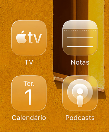Grade com quatro ícones translúcidos dos apps Apple TV, Notas, Calendário e Podcasts refratando o fundo