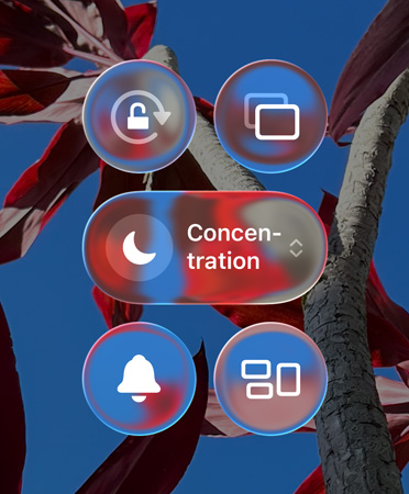 Écran d’accueil coloré d’un iPhone avec des apps et widgets en Liquid Glass transparent