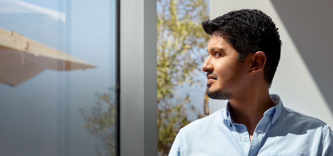 Kuva Edgarista, joka katsoo sivulle ikkunasta ulos.