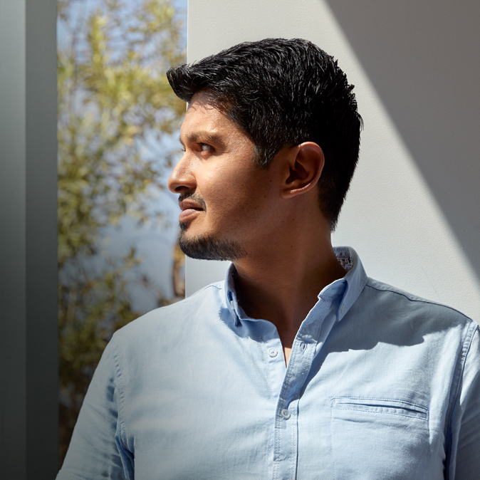 Lähikuva Edgarista katsomassa ikkunasta ulos.