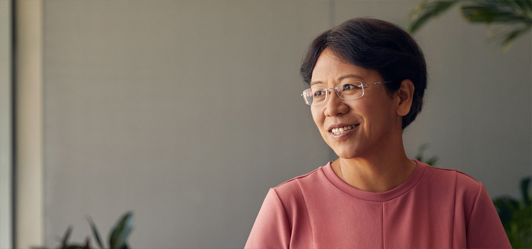 Jean hymyilee ja katsoo sivulle.