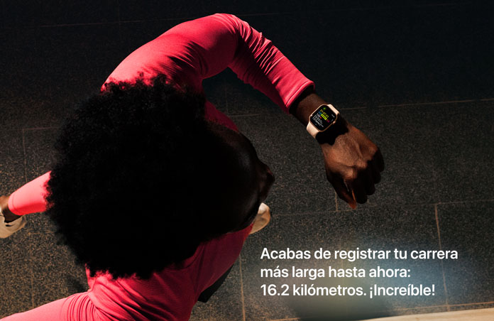 Foto de un hombre que usa el Apple Watch para registrar su carrera