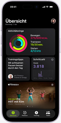 Die Apple Fitness+ App auf einem iPhone zeigt den Tab „Zusammenfassung“ mit Aktivitätsringen, Trainingstipps, Schrittzahl und empfohlenen Fitness+ Workouts