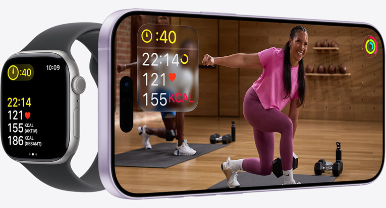 Die Apple Fitness+ App auf einem iPhone zeigt ein Training, eine Apple Watch zeigt die synchronisierten Trainingsdaten