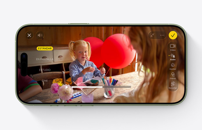 iPhone 17, parte delantera, vídeo de una niña en una mesa con globos con la prestación Mezcla de Audio en uso