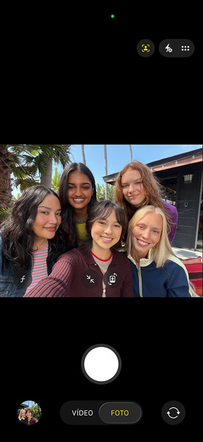 Pantalla de un iPhone 17 que muestra un selfie de grupo con la prestación Encuadre Centrado para fotos