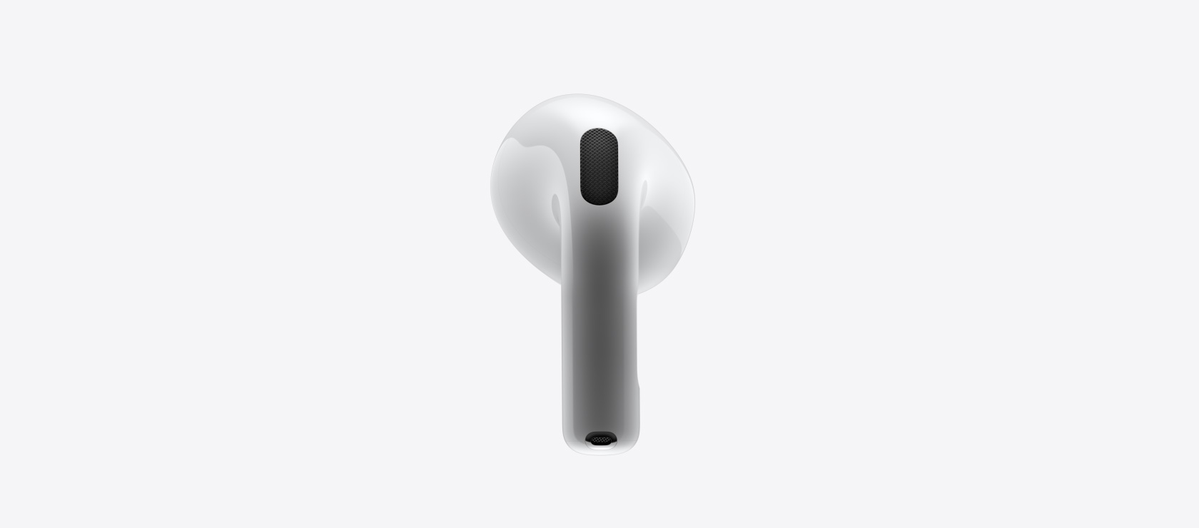 Nya AirPods 4 i närbild, sedda framifrån och bakifrån.