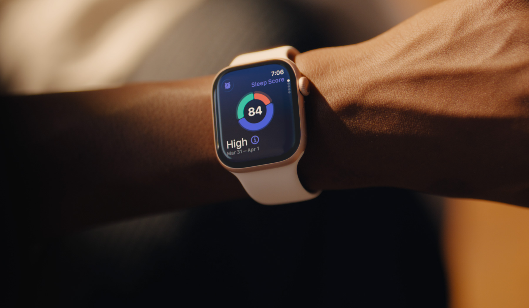 Una persona che riceve una notifica di possibile ipertensione su Apple Watch Series 11
