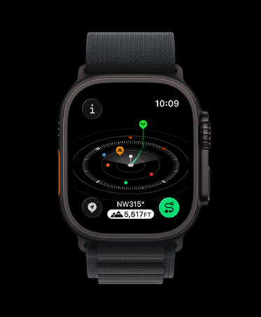 Apple Watch Ultra 3 med urkasse i sort titanium, Kompas-app, markerede rutepunkter og sort Alpine Loop-rem