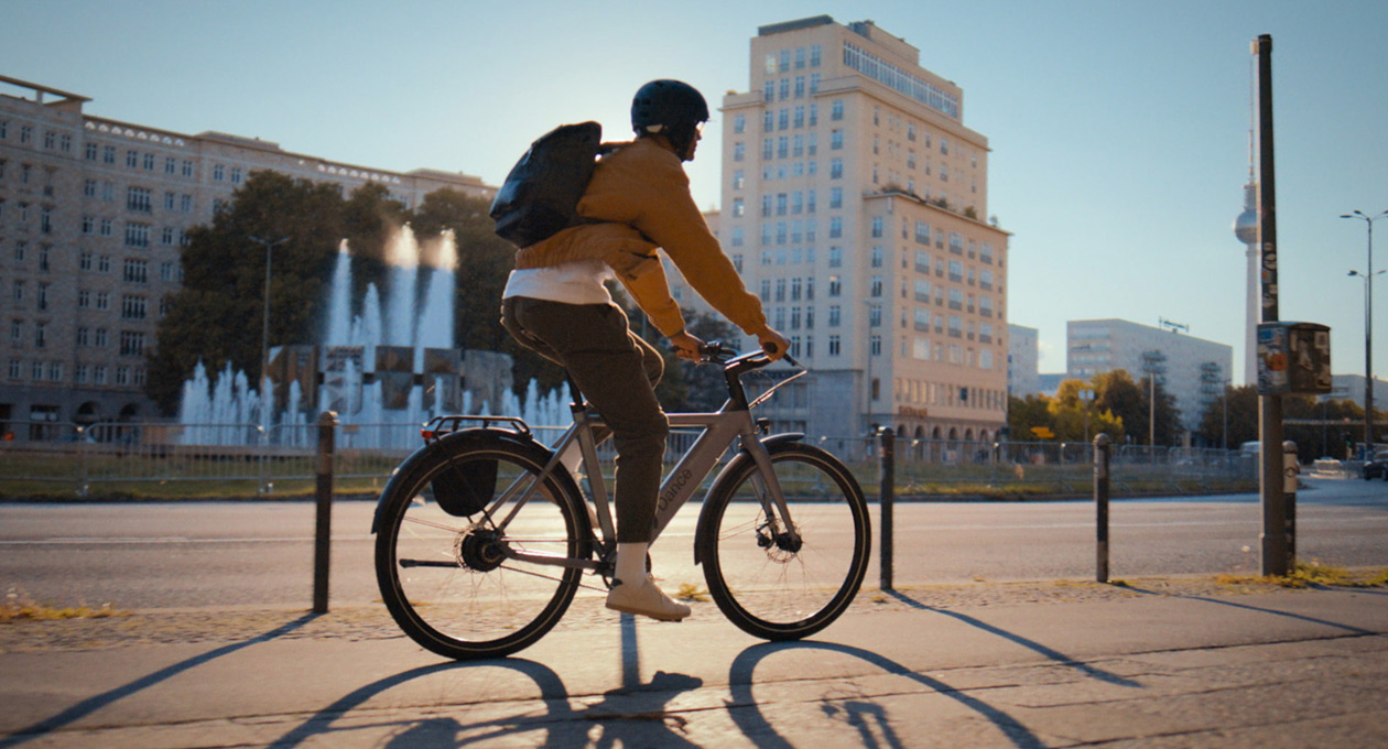 Um homem a andar de bicicleta