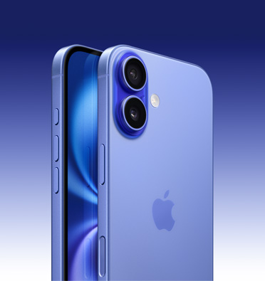iPhone 16 en finition outremer révélant une partie de l’écran, avec le bouton Action, les boutons de réglage du volume et le bouton latéral visibles sur le bord. La face arrière montre le système avancé à deux caméras dans le coin supérieur gauche.