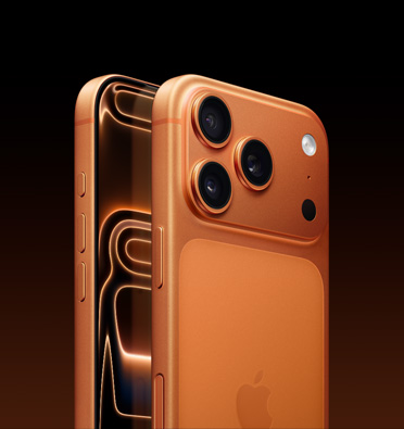 iPhone 17 Pro en finition orange cosmique révélant une partie de l’écran, avec le bouton Action, les boutons de réglage du volume et le bouton latéral visibles sur le bord. La face arrière montre le système caméra Pro dans le coin supérieur gauche.