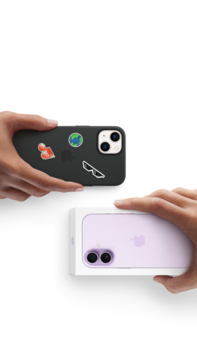 Des mains échangent un smartphone d’occasion contre un nouvel iPhone 17 dans son coffret.