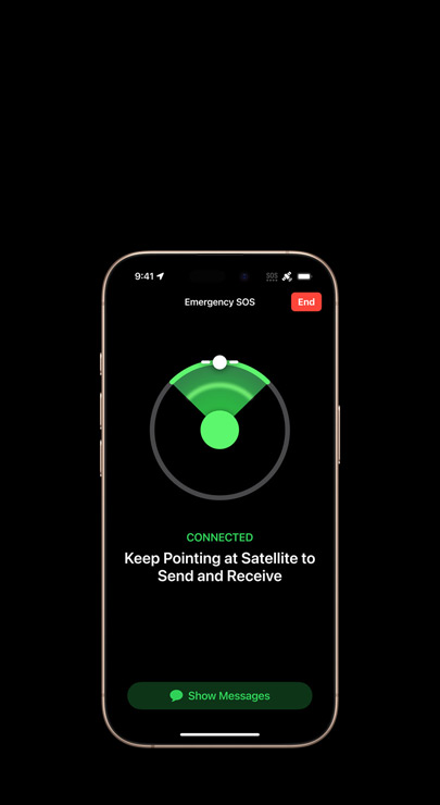 Demonstration von Nachrichten über Satellit auf dem iPhone 16 Pro in Titan Wüstensand