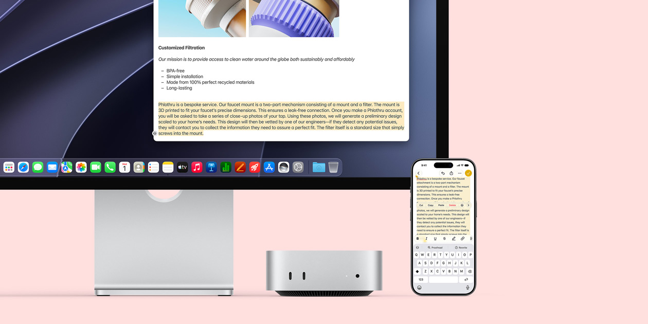 Mac mini de face, glissé sous un Studio Display, un iPhone se trouve à droite de l’appareil et de l’écran, du texte sélectionné avec les commandes Couper, Copier, Coller et Remplissage automatique en haut de l’iPhone correspond au texte surligné à l’écran, illustrant le fonctionnement du presse-papiers universel