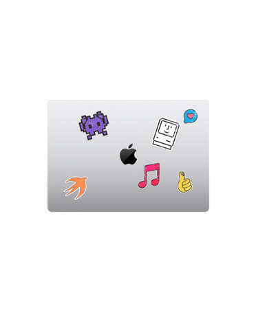 MacBook Air color argento chiuso mostrato dall’alto, adesivi multicolore intorno al logo Apple