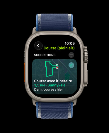 Apple Watch Ultra 3, finition naturelle, boîtier en titane, Course avec itinéraire, exercice de Course en plein air, bracelet, Boucle Trail, coloris bleu/bleu vif