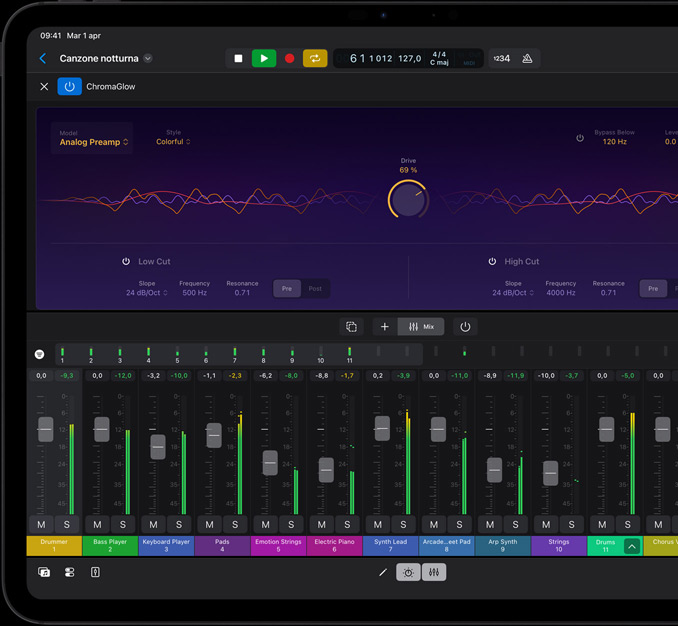 Un iPad Pro nero siderale in orizzontale visto di fronte, il display mostra un progetto di editing musicale con una forma d’onda audio, vari controlli traccia, cursori del mixer e strumenti musicali, in modalità scura