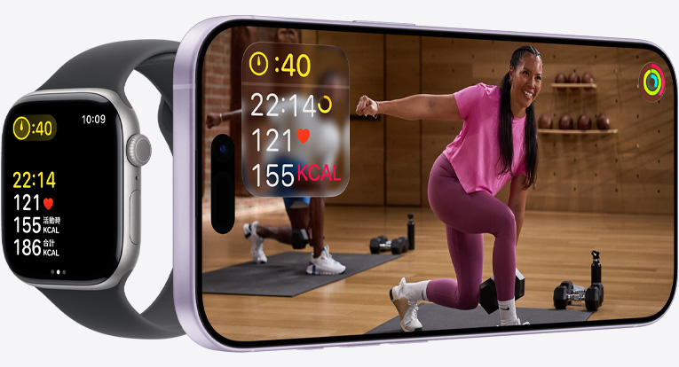 Apple Fitness+アプリ内のワークアウトを表示したiPhone。Apple Watch上に、同期されたエクササイズの測定値が表示されている