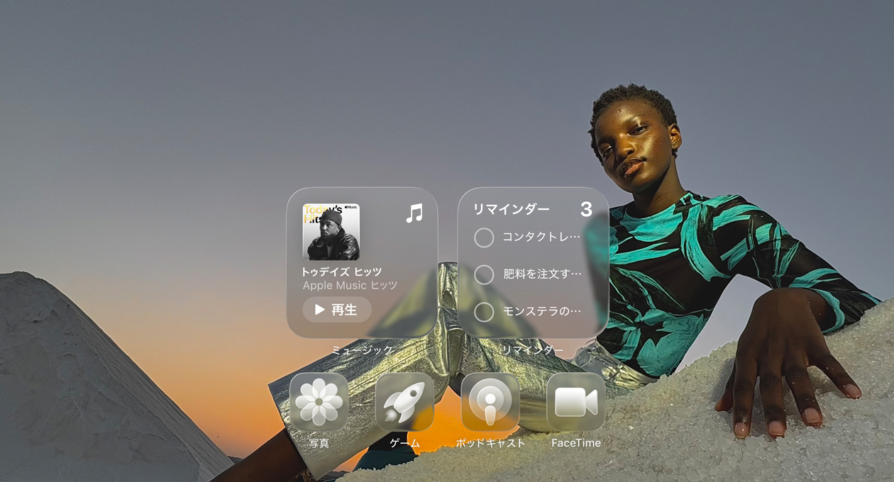 Apple Music、リマインダー、写真、ゲーム、Podcast、FaceTimeのクリアなアプリアイコンを表示したLiquid Glassのディスプレイ。屈折された壁紙が見えている