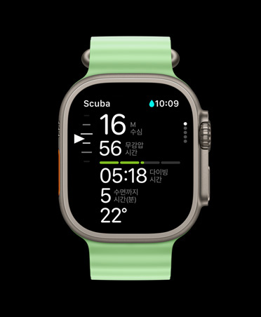 Oceanic+ 다이빙 수치: 수심, 감압 시간, 수면까지의 시간(분), 수온이 표시된 내추럴 색상 티타늄 케이스의 Apple Watch Ultra 3, 그리고 네온 그린 색상 오션 밴드