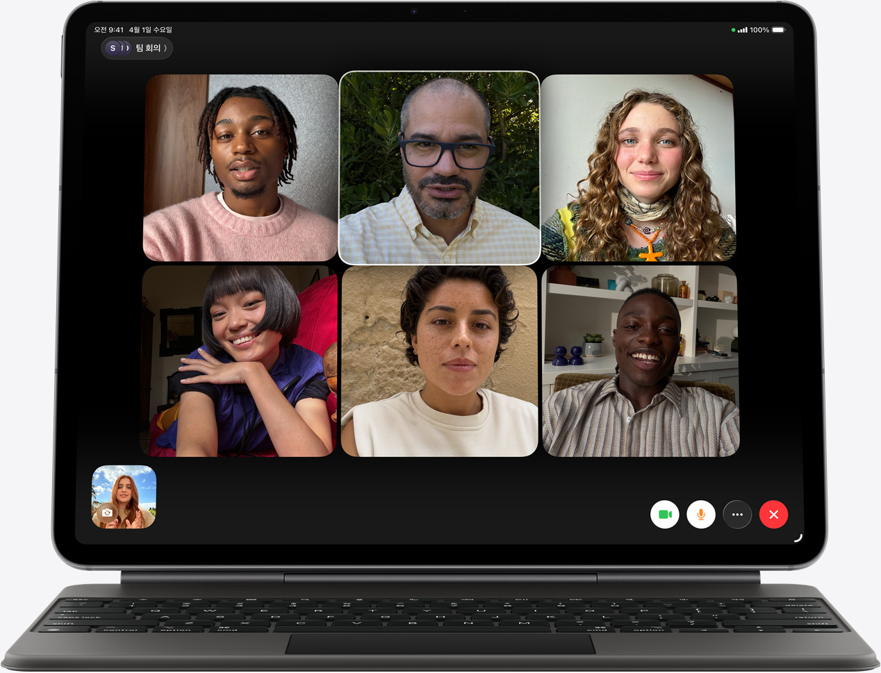 화면에서 FaceTime 통화를 하고 여러 참가자가 보이는 iPad Air 앞면, 블랙 색상 Magic Keyboard를 부착함