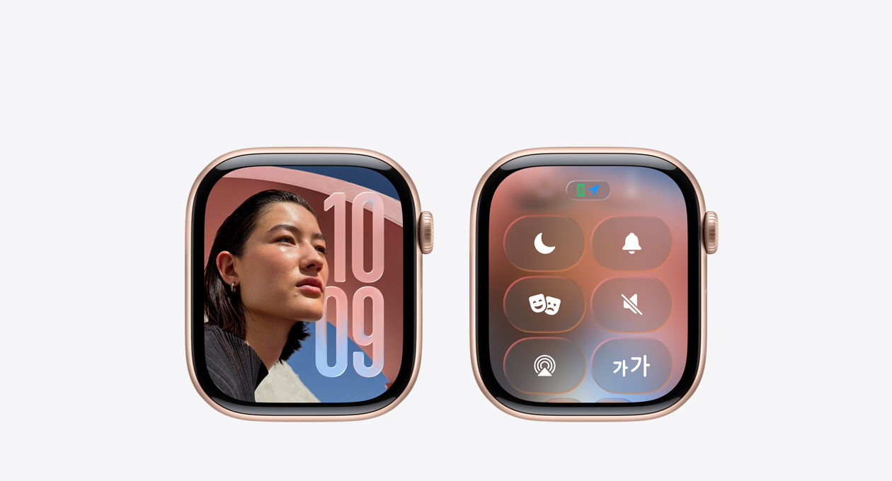 밴드가 없는 로즈 골드 마감의 Apple Watch로, 시계 페이스의 시계 앱이 watchOS 26의 새로운 Liquid Glass 디자인을 보여주는 모습