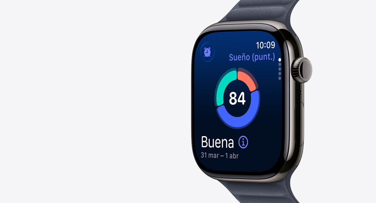 Apple Watch Series 11, color pizarra, caja de titanio, gráfica circular de Puntuación de Sueño en la pantalla, parte lateral derecha, Digital Crown, correa, eslabones magnéticos azul marino
