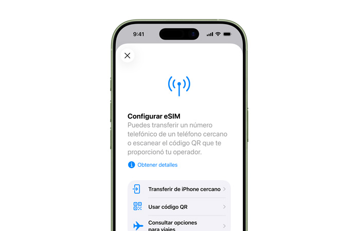 iPhone 17, parte frontal, se está usando la funcionalidad Configurar Red Celular para transferir fácilmente un número de teléfono con la eSIM