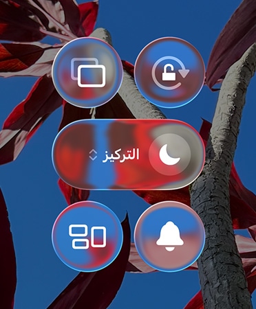 صورة لشاشة iPhone الرئيسية مفعمة بالألوان تعرض تطبيقات وأدوات Liquid Glass شفافة
