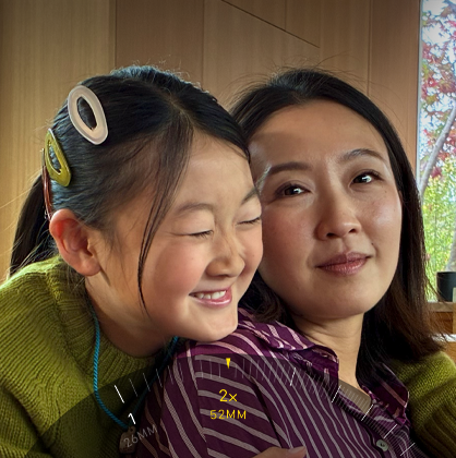 ميزة تقريب المسافات 2x قيد الاستخدام، مع تكبير صورة قمة جبل مغطاة بالأشجار والنباتات