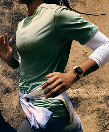 跑手配戴 Apple Watch SE 3 以追蹤體能訓練