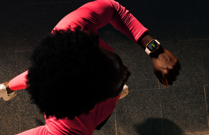 Black-and-white photo of people jogging, text over photo says You’ve just crossed 800 kilometres for the year. Incredible stuff!