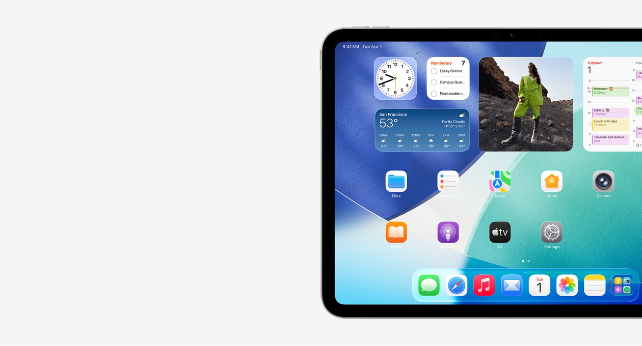 iiPad, orientacja pozioma, tylko lewa strona ekranu, ekran główny z ułożonymi w stos widżetami, w tym półprzezroczysty zegar demonstrujący efekt Liquid Glass, aplikacja Znajdź, widżet Pogoda, dwa rzędy mniejszych apek i Dock