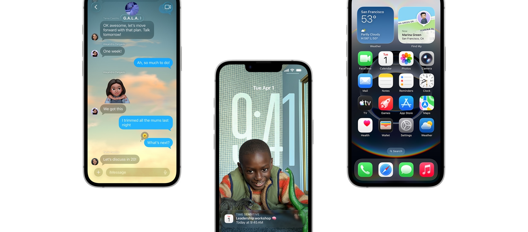 Trei dispozitive iPhone 16e, exterior frontal, vedere parțială, funcții iOS 26 – ecran iPhone afișând Mesaje, o fereastră pop-up din Calendar pe Ecranul de blocare, Ecranul principal cu diverse aplicații afișate.