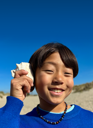 Fotografie realizată folosind camera Fusion de 48 MP, cu funcția Noua generație de portrete activată, cu focalizare pe fața unei persoane