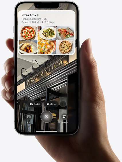 Ruka drží iPhone 16e so zobrazenými výsledkami vyhľadávania pomocou vizuálnej inteligencie.