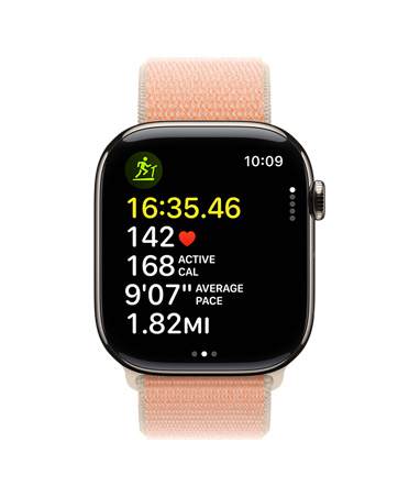 Apple Watch Series 11, สีทอง, พร้อมแอปออกกำลังกายบนหน้าจอที่แสดงตัวชี้วัดการวิ่ง ซึ่งรวมถึงเวลา อัตราการเต้นของหัวใจ แคลอรีที่เคลื่อนไหว เพซเฉลี่ย และระยะทาง