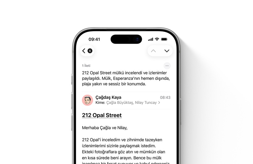 Üst kısmında Apple Intelligence özetinin yer aldığı bir mail'i gösteren iPhone