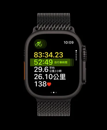 黑色鈦金屬錶殼搭配黑色米蘭式錶環的 Apple Watch Ultra 3，展示多運動訓練