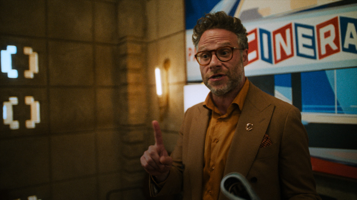 一部平面電視顯示多個 Apple TV 電視節目與電影、Apple Music 以及 Apple Arcade 的影片片段