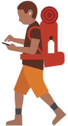 ハイキング用のバックパックを背負い補聴器を着けた人物が、手に持ったiPhoneに視線を落としている