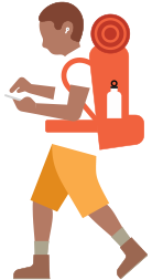 ハイキング用のバックパックを背負い補聴器を着けた人物が、手に持ったiPhoneに視線を落としている