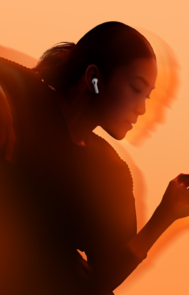 O persoană purtând căștile AirPods 4