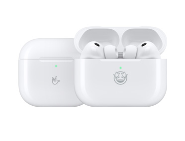 Apple-produkter med personlig gravering: MagSafe-opladningsetui (USB‑C) med rock-on-emoji graveret på forsiden og åbent MagSafe-opladningsetui (USB‑C) med AirPods Pro 3 i og star-strucked-emoji graveret på forsiden