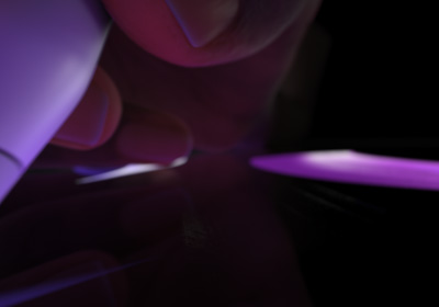 Kasutaja hoiab Apple Pencil Prod kirjutusasendis. Otsaga vajutatakse ekraani peale, näidates joonistatud erkrohelisi pakse pintslitõmbeid.