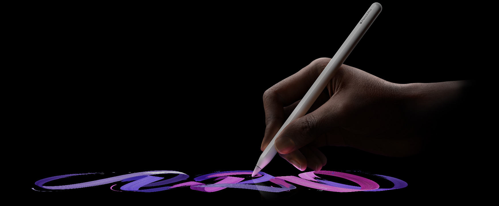 Kasutaja hoiab käes Apple Pencil Prod ning tõmbab kirka pintslijoone