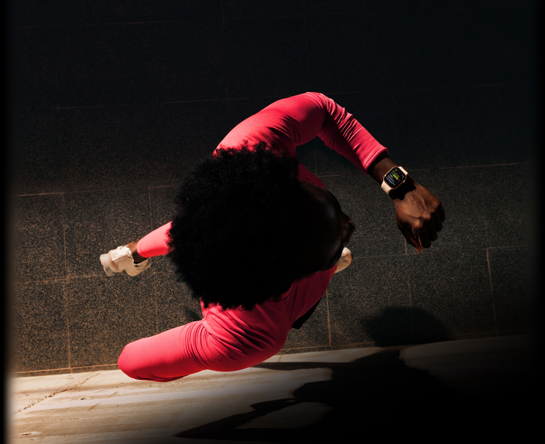 Човек проверява напредъка си в приложението Тренировка на Apple Watch Series 11, докато бяга