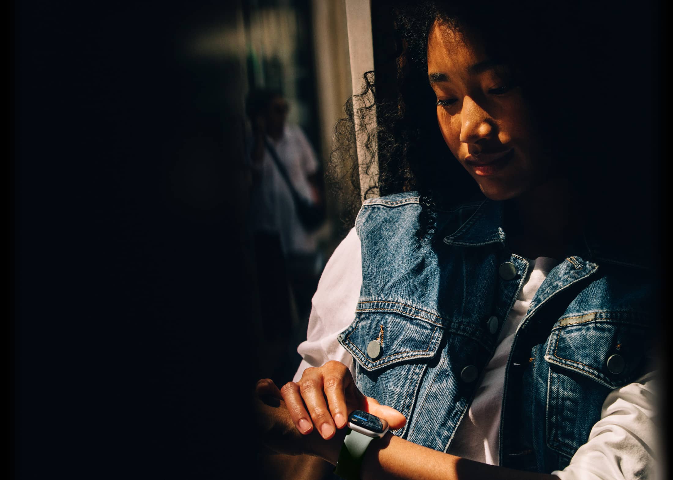 Човек проверява Messages на Apple Watch Series 11